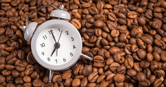 reloj sobre granos de cafe